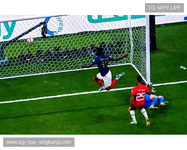 姆巴佩禁区前沿起脚，门将被迫倒地